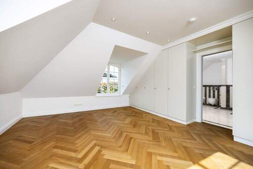 weitere Ansicht Masterschlafzimmer mit Blick ins Bad en suite - 
