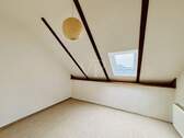 Zimmer im Dachgeschoss - 