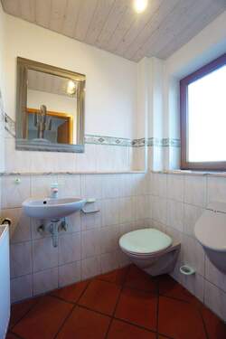 Gäste-WC mit Urinal und Fliesenboden - 