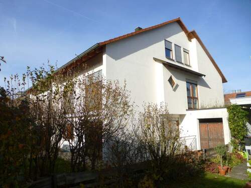 Außenansicht - Gepflegte, geräumige Doppelhaushälfte mit Ausbaureserve im Dachgeschoss, unterkellerter Garage und Pkw-Stellplatz in ruhiger Wohnlage