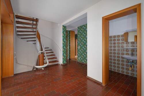 Diele, Treppenhaus und separates WC EG - 