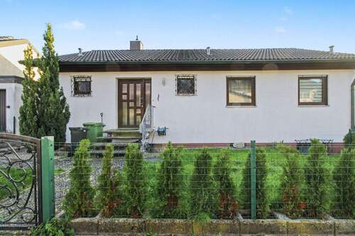 Außenbild - Zögern Sie nicht: Gepflegtes Einfamilienhaus mit Garten, Garage und 3 Freistellplätzen