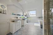 Tageslichtbad mit Badewanne + Dusche - 