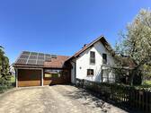 Westansicht, Einfahrt, Garagen - Einfamilienhaus in Igling - 855.000,00&nbsp;EUR Kaufpreis, ca.&nbsp; 118,00&nbsp;m&sup2;&nbsp;Wohnfl&auml;che