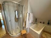 Dusche und Badewanne - 