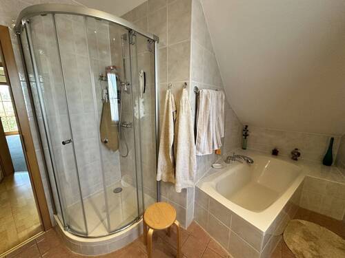 Dusche und Badewanne - 
