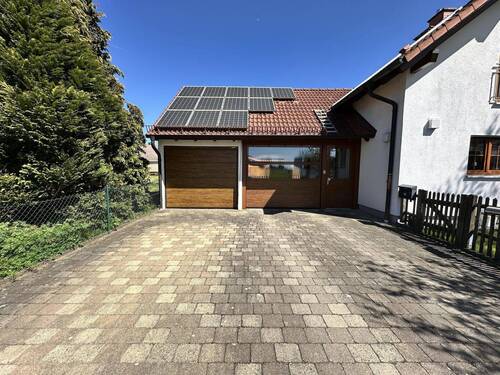 Hofeinfahrt und Garagen - 