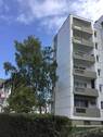 Ansicht des mehrstöckigen Wohngebäudes umgeben von Bäumen - Nachmieter für toll geschnittene 3-Zimmerwohnung gesucht!
