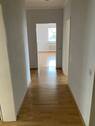 BEISPIELBILD: Flur mit PVC-Bodenbelag in Holzoptik - 3 Zimmer Etagenwohnung zur Miete in Friedrichsdorf