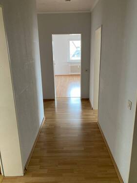 BEISPIELBILD: Flur mit PVC-Bodenbelag in Holzoptik - 3 Zimmer Etagenwohnung zur Miete in Friedrichsdorf