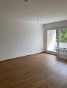 BEISPIELBILD: Wohnzimmer mit PVC-Bodenbelag in Holzoptik - 3 Zimmer Etagenwohnung in Friedrichsdorf