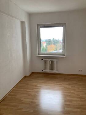 BEISPIELBILD: Zimmer mit PVC-Bodenbelag in Holzoptik - Etagenwohnung mit 79,10 m&sup2; in Friedrichsdorf zur Miete