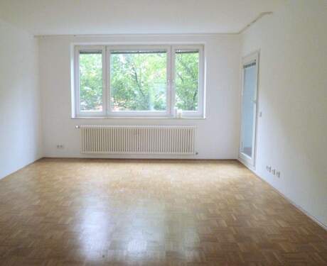 Wohnzimmer - Renovierte 2-Zimmer-Wohnung mit Balkon im München-Schwanthalerhöhe