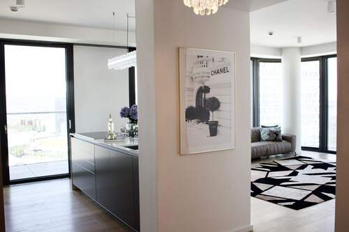 Blick auf die Küche und den Wohnbereich - 3 Zimmer Etagenwohnung zur Miete in Frankfurt am Main