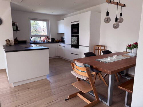 Küche und Essbereich - Moderne 4-Zimmer-Neubauwohnung mit hochwertiger Ausstattung und großem Balkon in ruhiger Lage