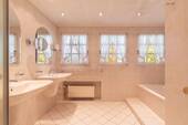 Badezimmer mit Badewanne und Doppelwaschtisch - 