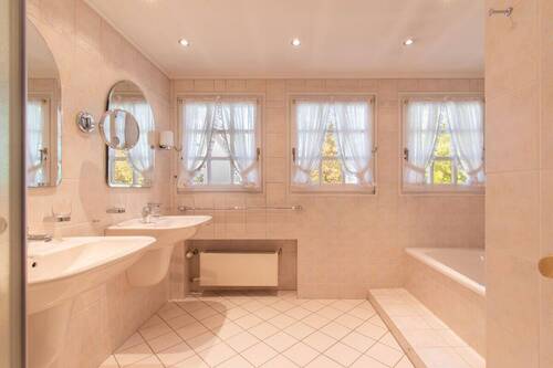 Badezimmer mit Badewanne und Doppelwaschtisch - 