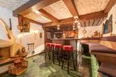 Partykellerraum mit eingebauter Bar und Kamin - 