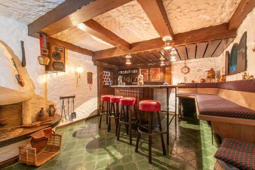 Partykellerraum mit eingebauter Bar und Kamin - 