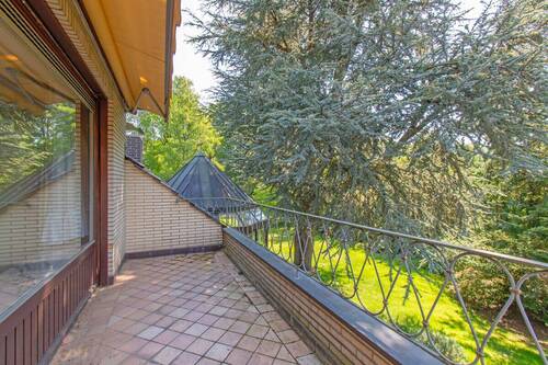 Sonniger Südbalkon mit Blick in den gepflegten Garten - 