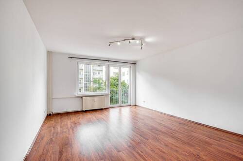 Ca. 25 qm großes Wohnzimmer - Bezugsfreie 2-Zimmer-Wohnung mit Balkon und Lift