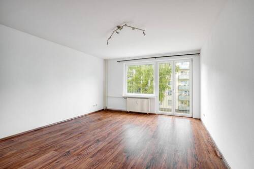 Ca. 25 qm großes Wohnzimmer mit französischem Balkon - 2 Zimmer Etagenwohnung zum Kaufen in Berlin
