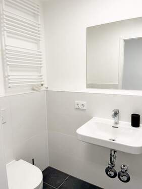 Badezimmer.jpg - Etagenwohnung in Augsburg zum Kaufen