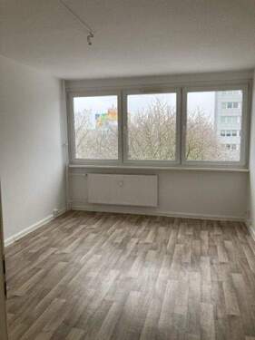Wohn-und Schlafzimmer - Freie renovierte 1- Zimmer Wohnungen in der Woldegker Str. 30 **0404**