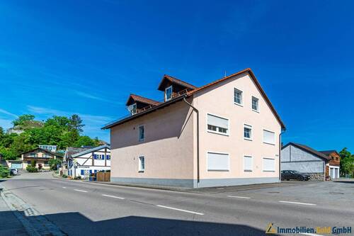 Außenansicht - Lichtdurchflutete 3-Zimmer-Dachgeschosswohnung mit Stellplatz - ruhiges Wohnen im Naturparadies Dollnstein