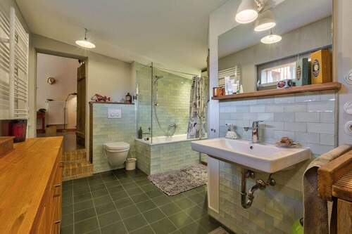 Wannenbad mit Waschmaschinenanschluss - 