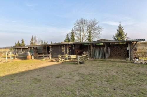 Ställe und Holzlager - 