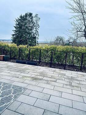 Die große Terrasse mit Blick ins Grüne - 