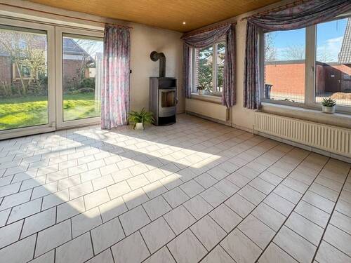 Wohnbereich mit Kamin - 5 Zimmer Einfamilienhaus zum Kaufen in Marne