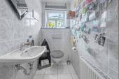 zeitloses Gäste-WC mit Fenster - 