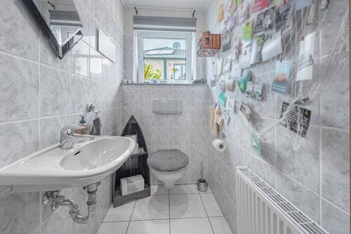 zeitloses Gäste-WC mit Fenster - 
