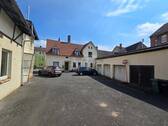 Hof mit Blick zur Rückseite des Haupthauses - 1 Zimmer Mehrfamilienhaus, Wohnhaus zum Kaufen in Schöningen
