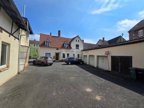 Hof mit Blick zur Rückseite des Haupthauses - 1 Zimmer Mehrfamilienhaus, Wohnhaus zum Kaufen in Schöningen