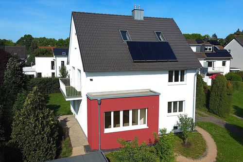 Front halbhoch - Ihr freistehendes Familienidyll - Großzügiges Grundstück, viele Zimmer & hochwertige Ausstattung.