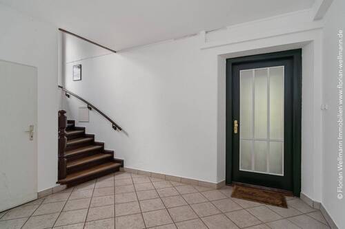 Hausflurbereich vor dem Wohnungseingang. - 