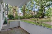 Terrasse mit Südost-Ausrichtung und wunderschönem Blick in den parkähnlichen Garten. - 