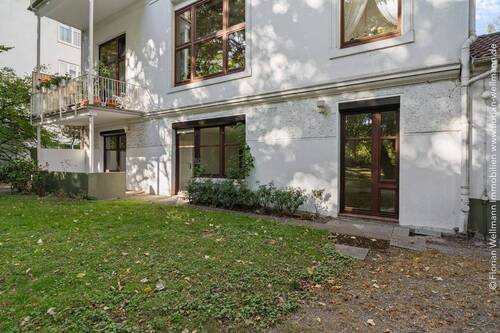 Blick auf Terrasse, Schlafzimmer (links), Wohnzimmer (Mitte) und Küche (rechts). - 