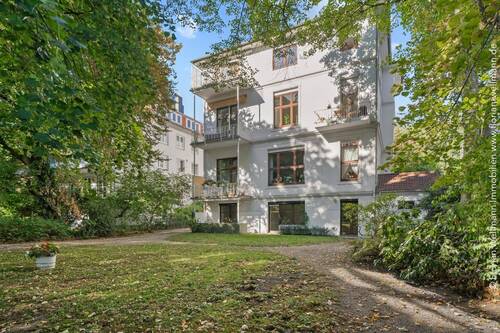 Blick aus dem parkähnlichen Garten auf die Rückseite des Hauses. - 