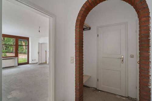 Eingangsflur mit Blick in das Wohn- / Esszimmer und zur Garderobe mit dahinterliegendem Gäste-WC. - 3 Zimmer Etagenwohnung zum Kaufen in Bremen