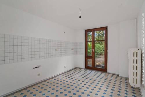 Küche (14,11m²) mit allen notwendigen Wasser- und Stromanschlüssen und Zugang zur Terrasse. - 