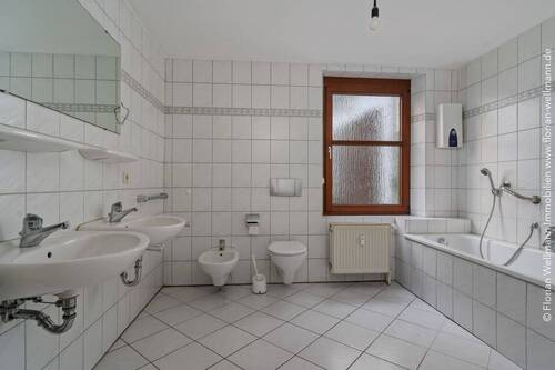 Tageslichtbad (9,66m²) mit Doppelwaschbecken, WC, Bidet, ... - 
