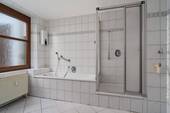 ... Wanne und separater Dusche. - 