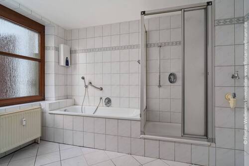 ... Wanne und separater Dusche. - 