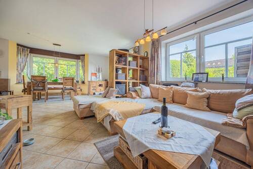 lichtdurchflutetes Wohnzimmer - 