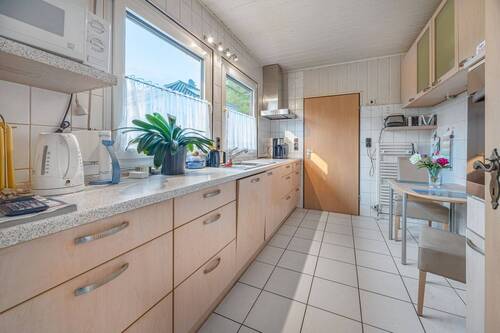 zeitlose Küche mit Fenster - 