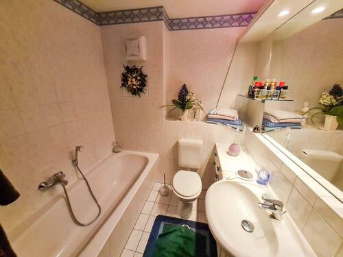 Bad mit Dusche & Wanne - 